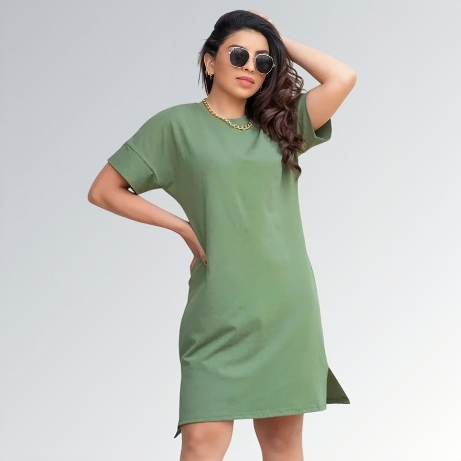 Vestido casual estilo t-shirt feminino verde oliva de manga curta até o joelho, com gola redonda — peça minimalista disponível para venda online de moda feminina.