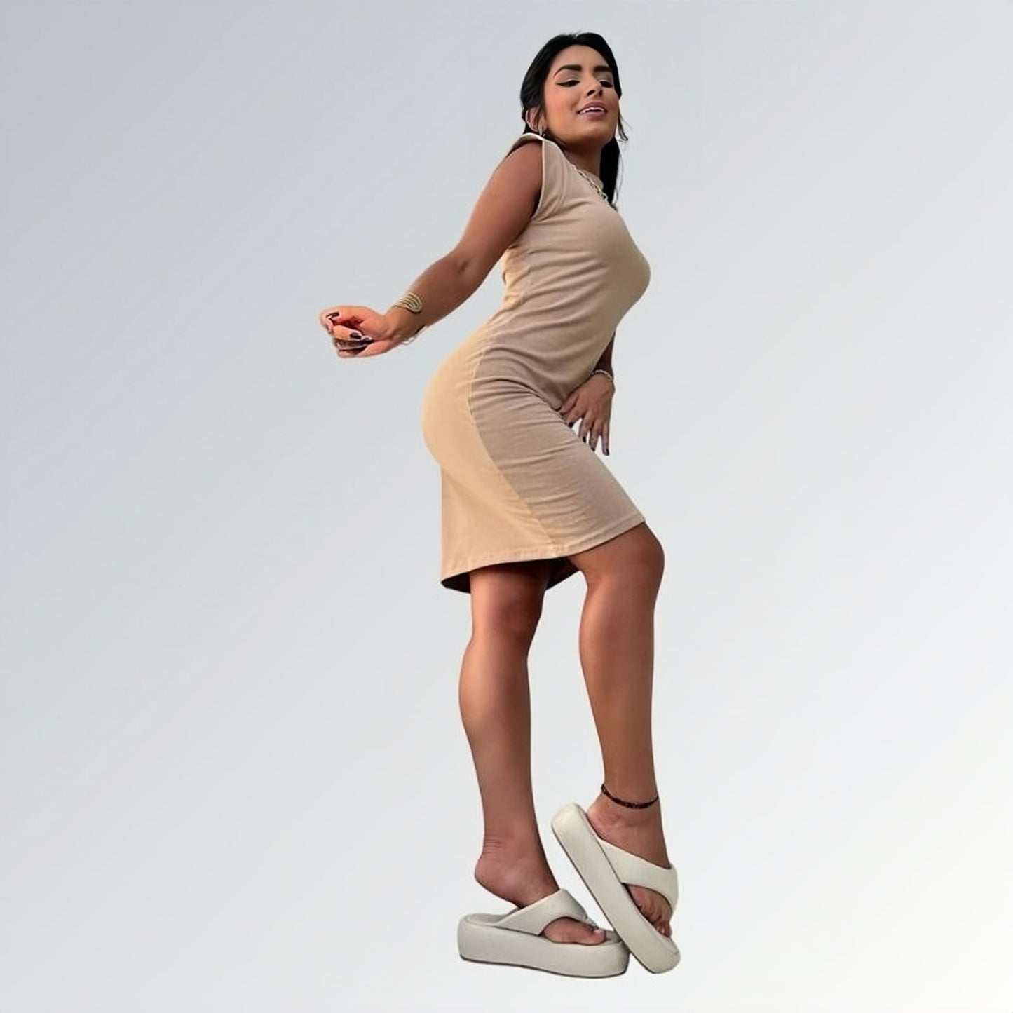 Vestido bege feminino curto de manga curta até o joelho com tecido liso, acessórios dourados e sandálias plataforma brancas — peça minimalista disponível para venda online de moda casual e semi-formal.