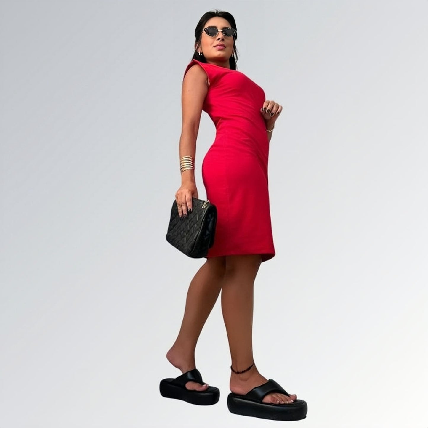 Vestido vermelho feminino curto de manga curta até o joelho com tecido liso, acessórios dourados e sandálias plataforma pretas — peça minimalista disponível para venda online de moda casual e semi-formal.
