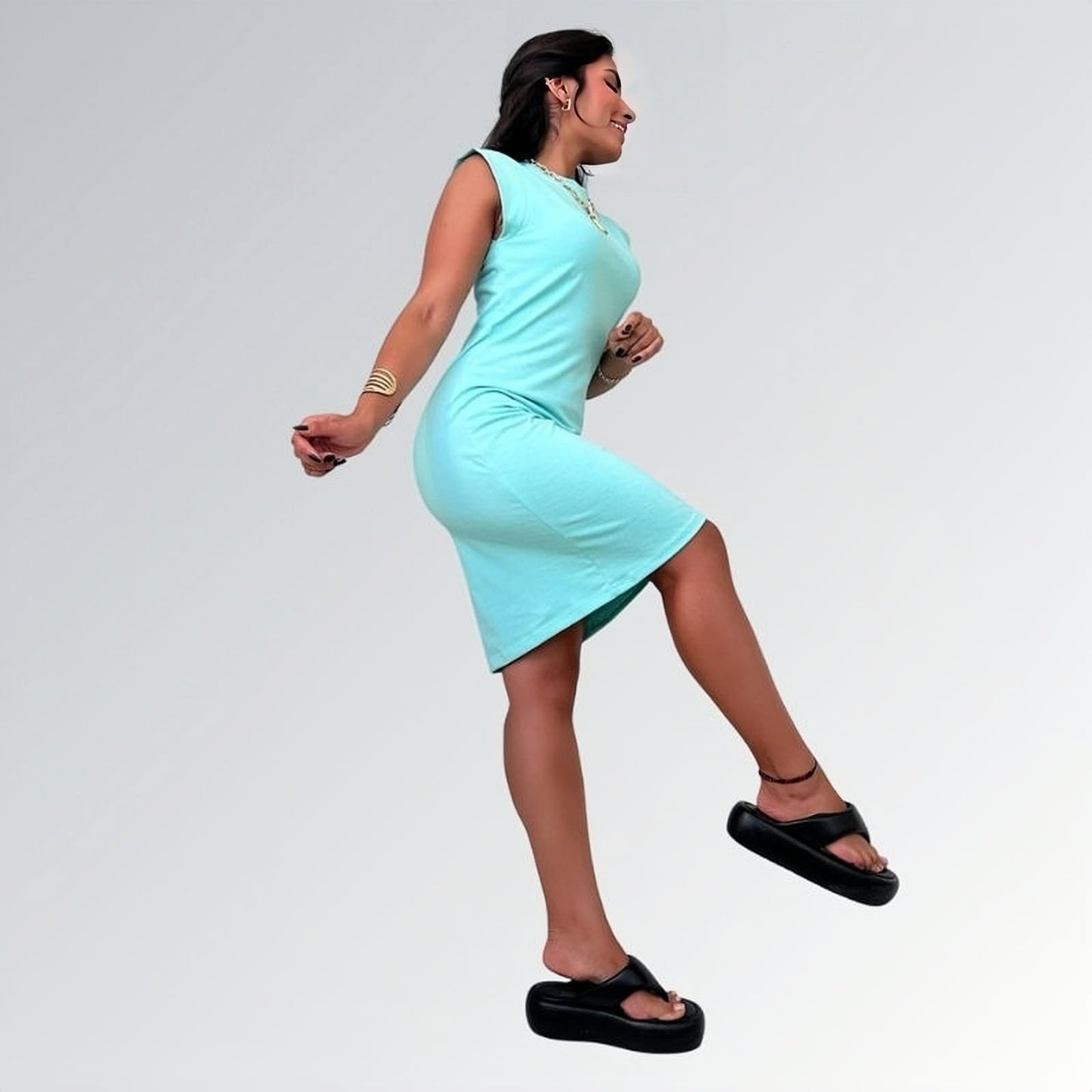 Vestido jade feminino curto de manga curta até o joelho com tecido liso, acessórios dourados e sandálias plataforma pretas — peça minimalista disponível para venda online de moda casual e semi-formal.