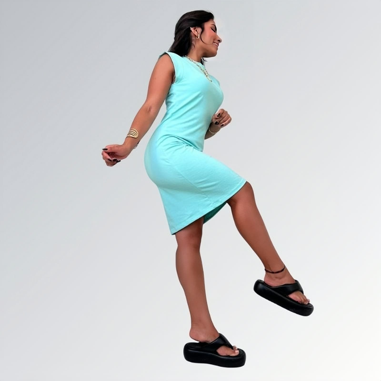 Vestido jade feminino curto de manga curta até o joelho com tecido liso, acessórios dourados e sandálias plataforma pretas — peça minimalista disponível para venda online de moda casual e semi-formal.