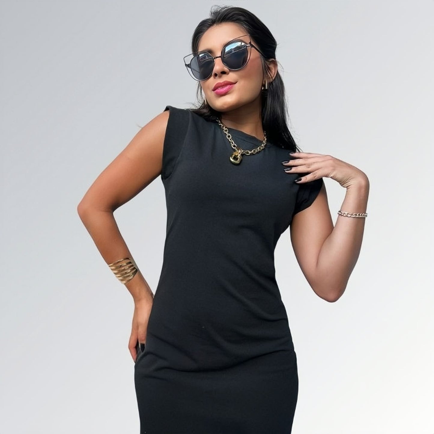 Vestido preto feminino curto de manga curta até o joelho com tecido liso e acessórios dourados — peça minimalista disponível para venda online de moda casual e semi-formal.